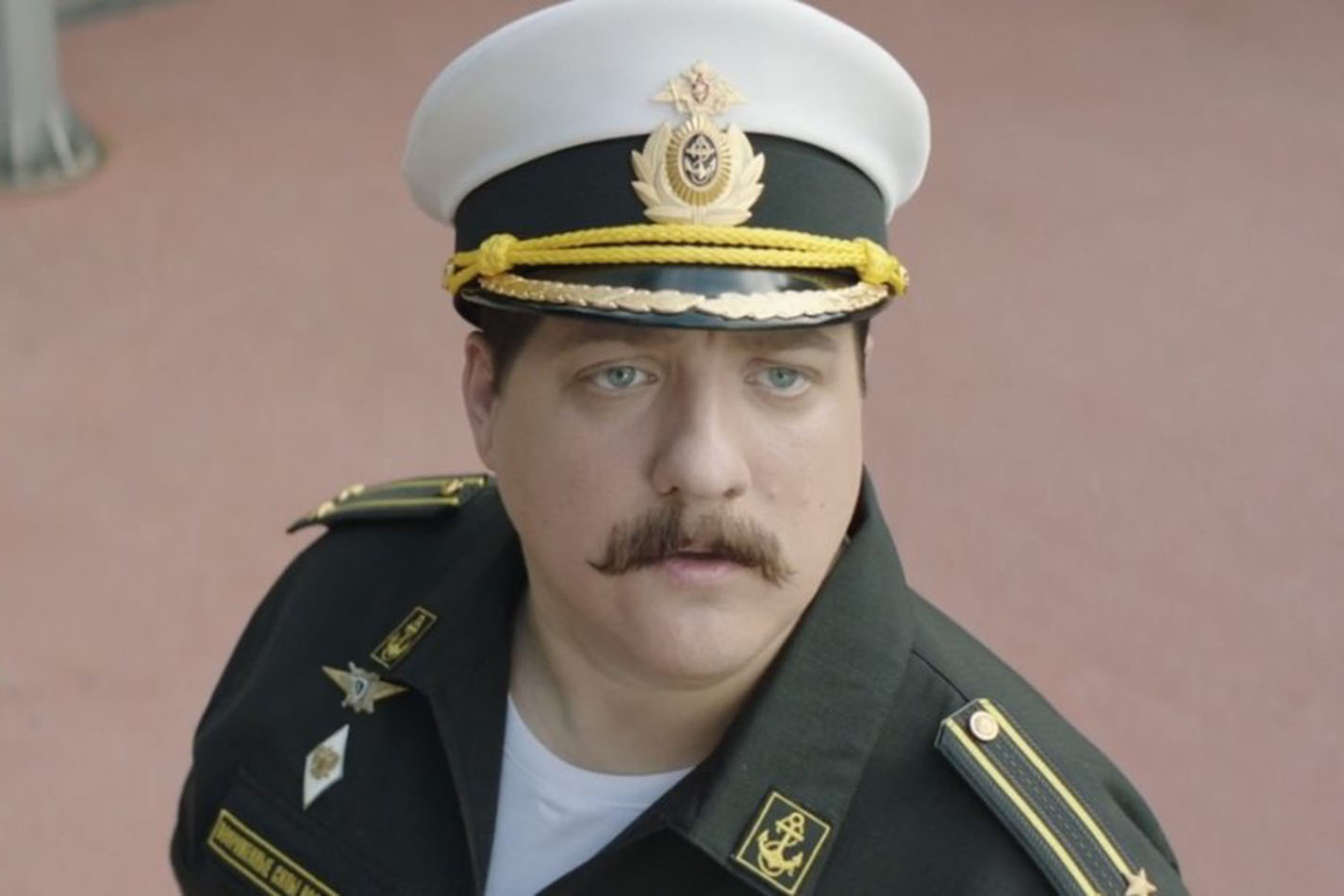 Роман Попов пугается в&nbsp;трейлере сериала «Три друга, клад и&nbsp;матрос Кошка»