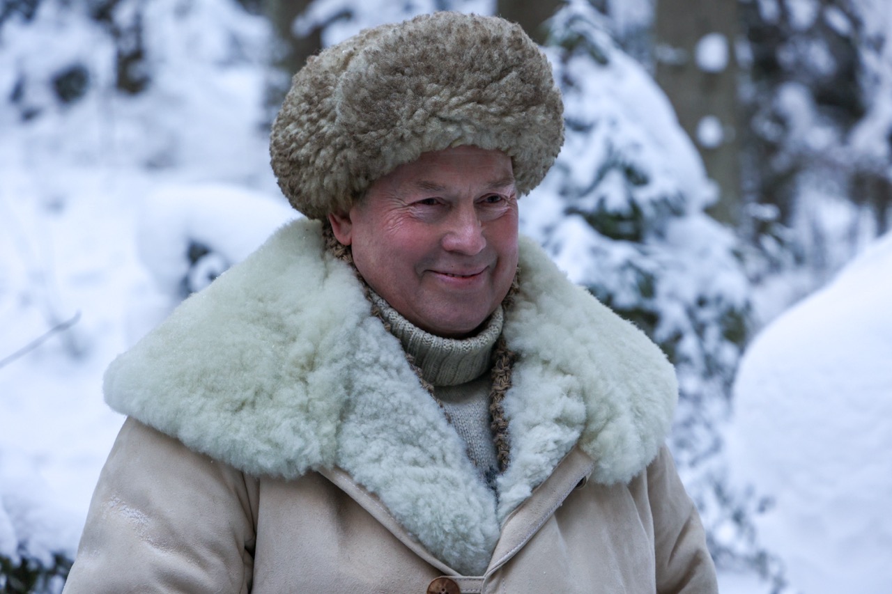 Виктор Сухоруков в белой дубленке и шапке в снежном лесу сериал Сталин