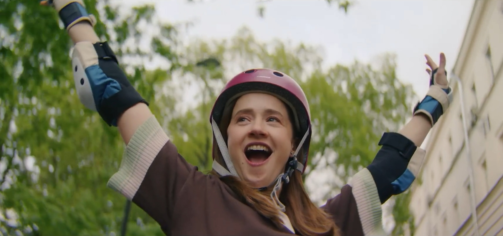 Лерман падает со&nbsp;скейта в&nbsp;трейлере «Своя в&nbsp;доску»