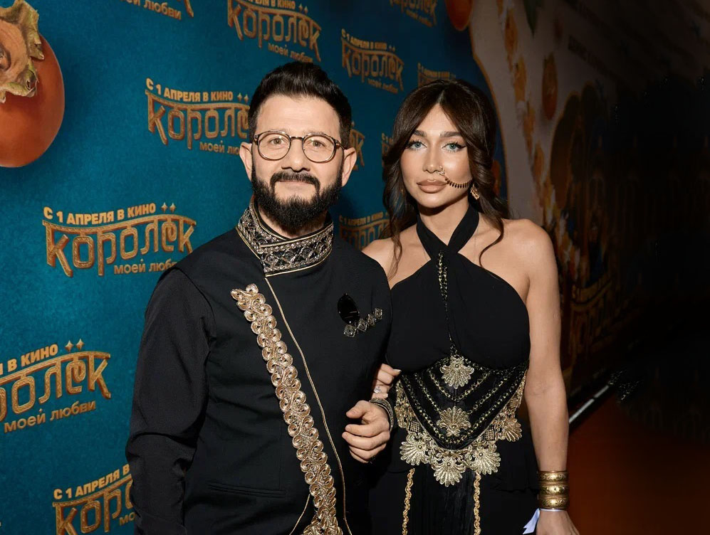 Галустян с&nbsp;любимой, Карибидис и&nbsp;Мартиросян с&nbsp;женами на&nbsp;премьере «Королька моей любви»: фото