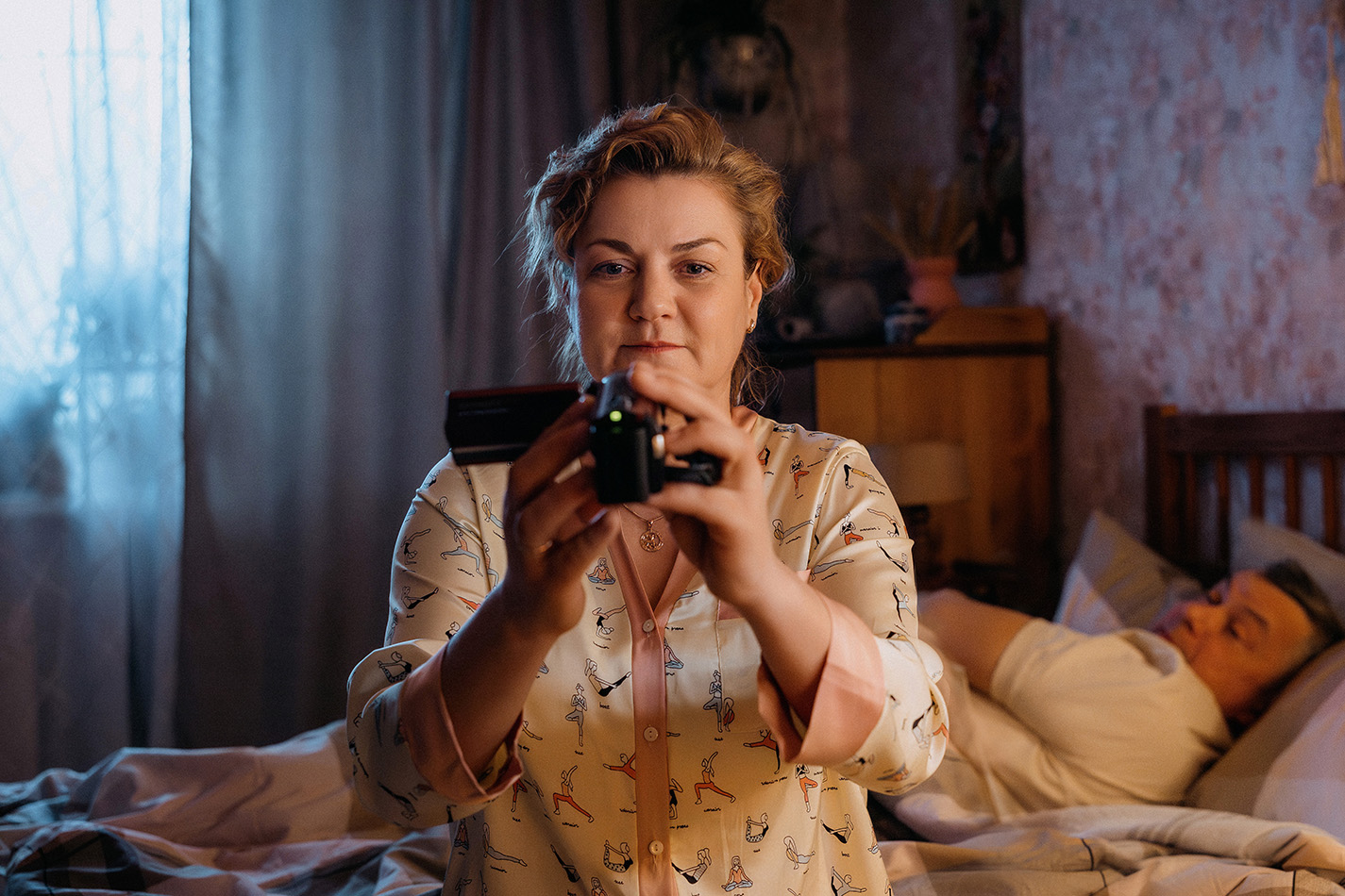 Анна Уколова снимает себя на видеокамеру