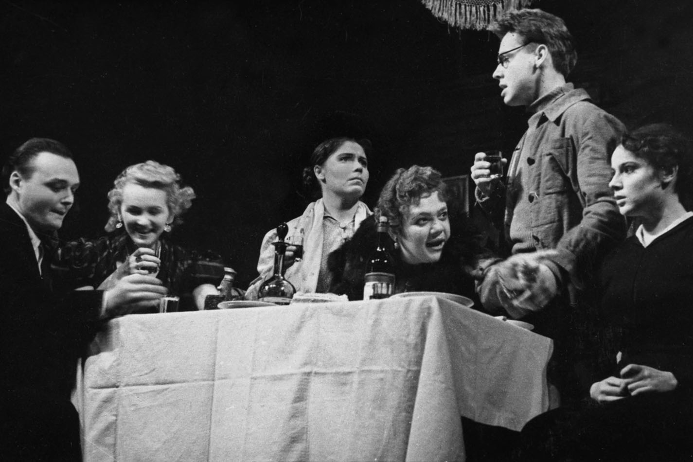 Сцена из спектакля «Вечно живые» с участием Геннадия Печникова, Антонины Елисеевой, Карины Филипповой, Галины Волчек, Олега Табакова, Раисы Свиридовой