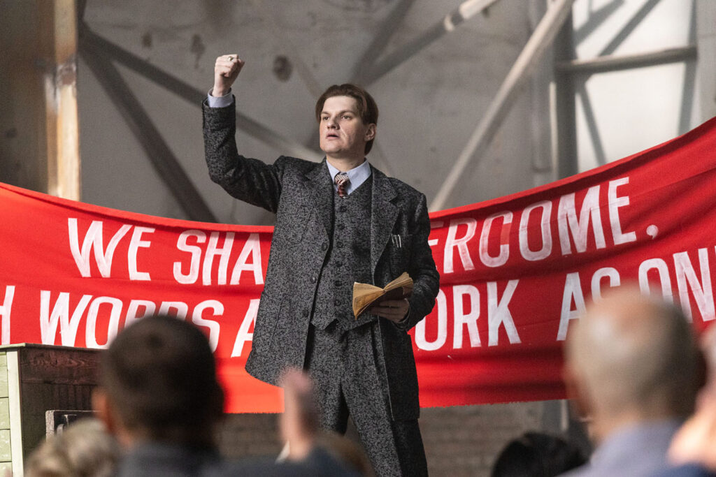 Андрей Максимов в роли Маяковского