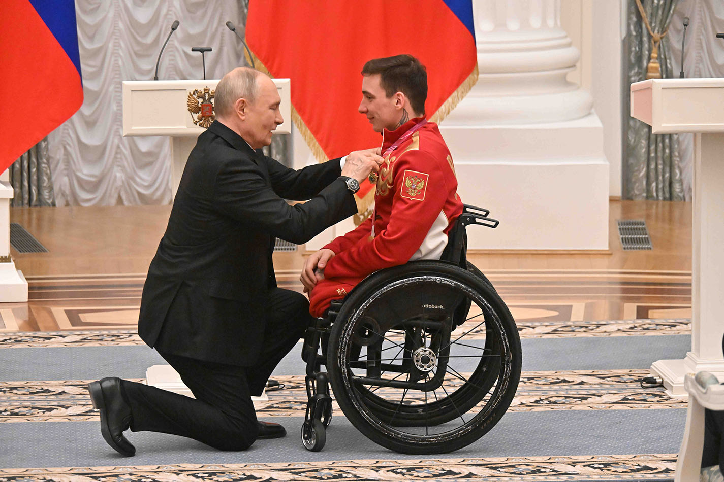 Владимир Путин вручает Ивану Голубкову государственную награду за победу на ХIV Зимних Паралимпийских  играх