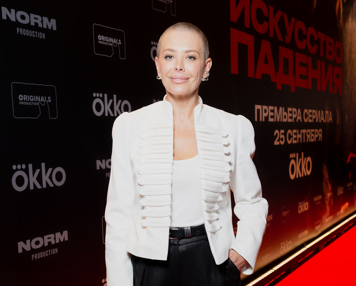 Лысая Катя Волкова, Линда Лапиньш в&nbsp;откровенном на&nbsp;премьере сериала «Искусство падения»: фото