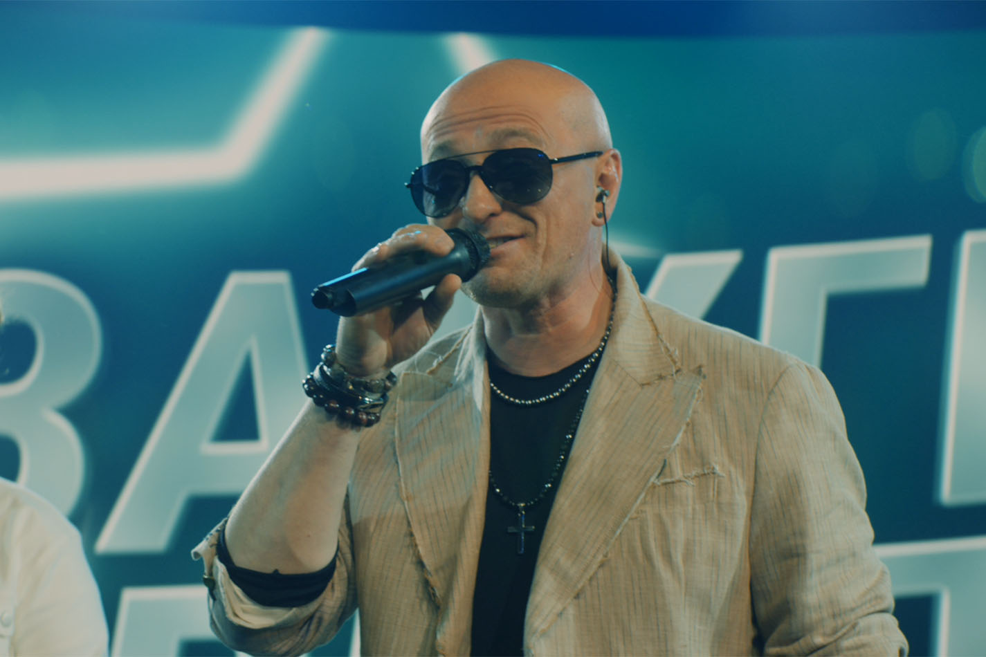 Сергей Безруков косплеит Дмитрия Нагиева в картине «Не по-детски»
