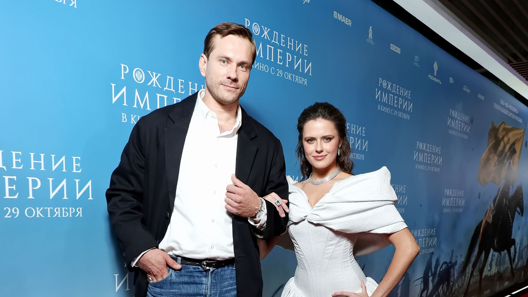 Сыгравший Петра I Горбатов, Милош Бикович с&nbsp;женой на&nbsp;премьере «Рождения империи»: фото
