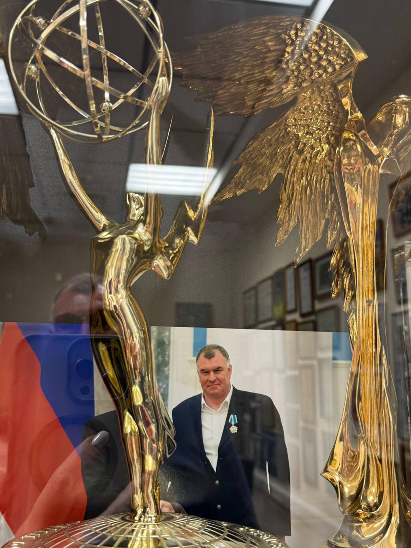 В кабинете Сергея Мирошниченко хранятся статуэтки премий «Эмми», полученной в 1997 году за картину «Рожденные в СССР. Четырнадцатилетние», и «Ника» (2007) за «Рожденные в СССР: 21 год»